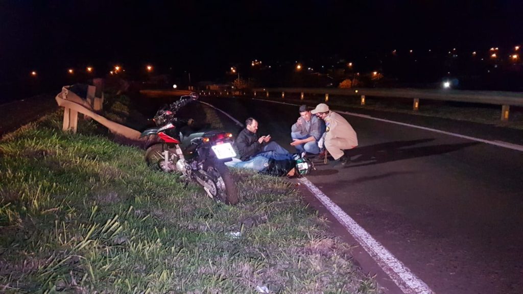 Motociclista colide contra ciclista na BR-467, em Cascavel