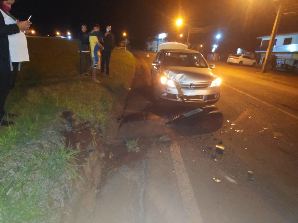 Homem procura motorista que bateu no carro dele na marginal da BR-277 e fugiu