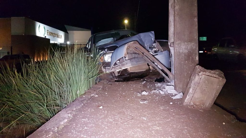 Carro colide contra poste às margens da PRc-467, no Bairro Cataratas