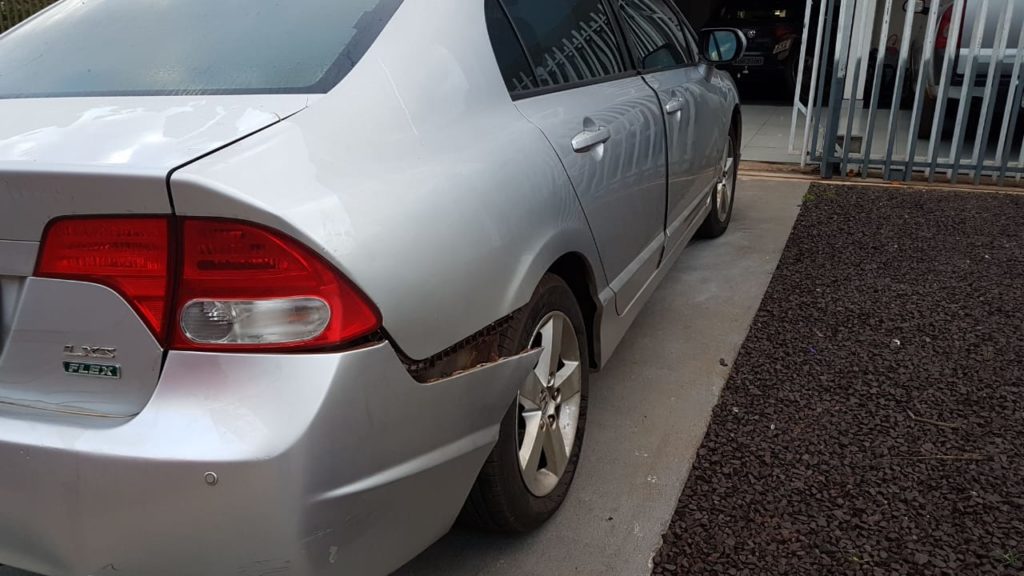 Ao sair da garagem de casa, mulher bate carro contra motociclista na Rua Madrid