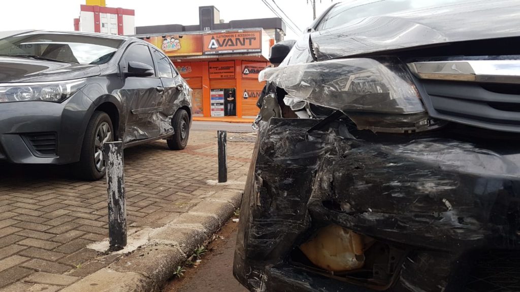 Carro vai parar em calçada em grave colisão no Alto Alegre