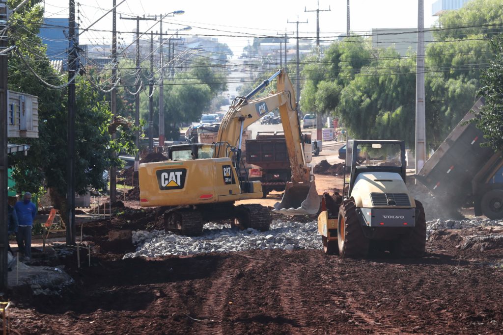 Máquinas estão na pista para reurbanização da Avenida Itália