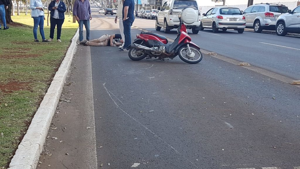 Homem fica ferido após colisão entre motos na Avenida Brasil