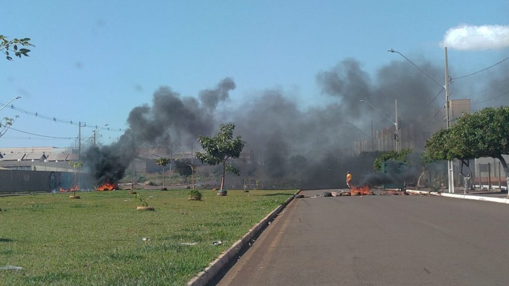 Jovem morre após colidir moto contra cavalo solto em avenida de Londrina; família realiza protesto