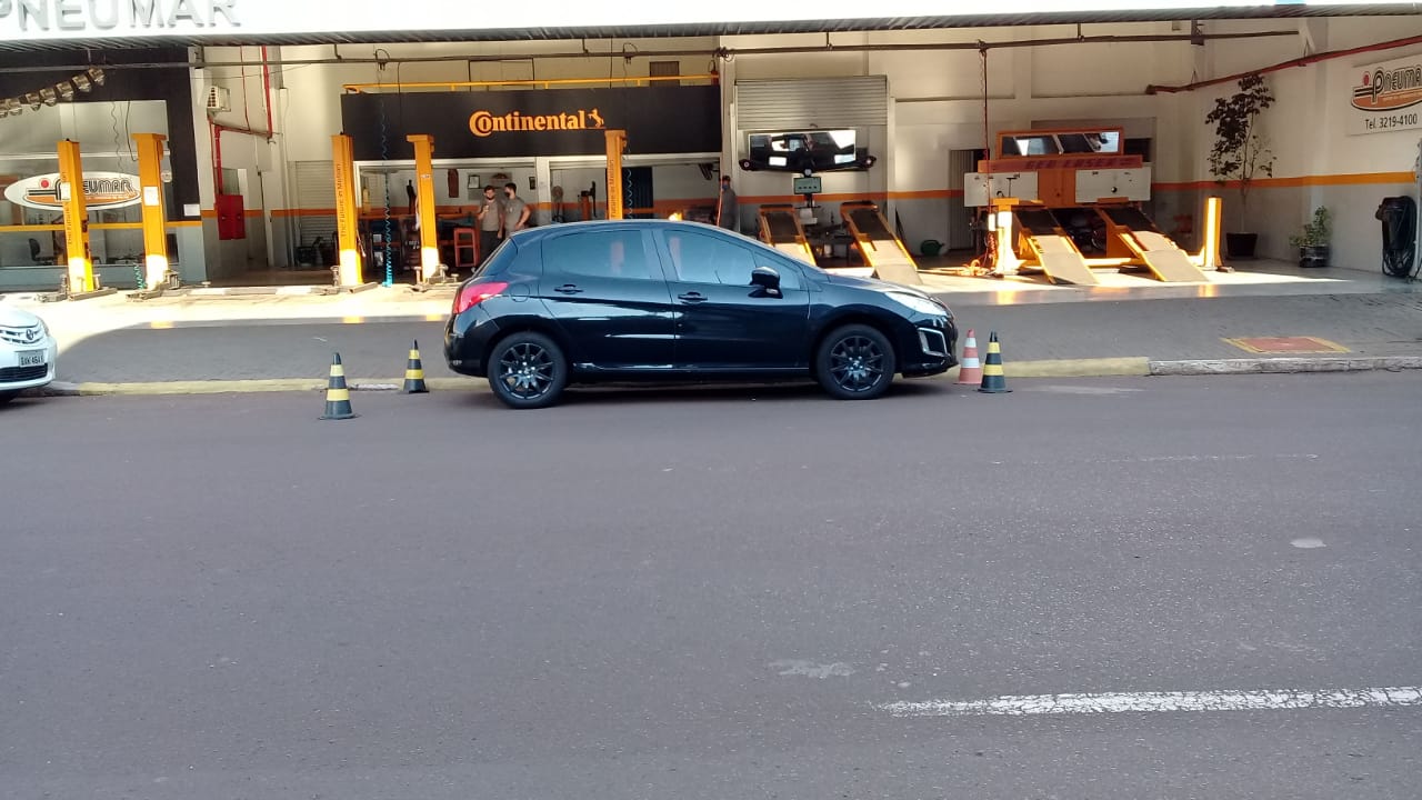 Carro estacionado em frente a entrada de empresa gera transtornos no Centro Imagem referente a Carro estacionado em frente a entrada de empresa gera transtornos no Centro