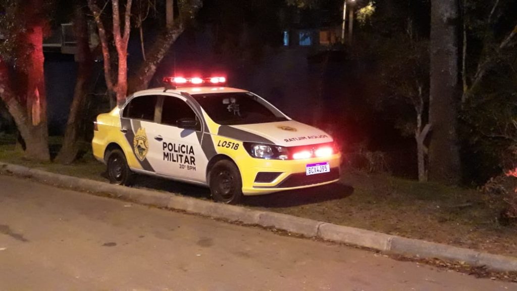 Jovem é assassinado a tiros na sala da casa em que morava