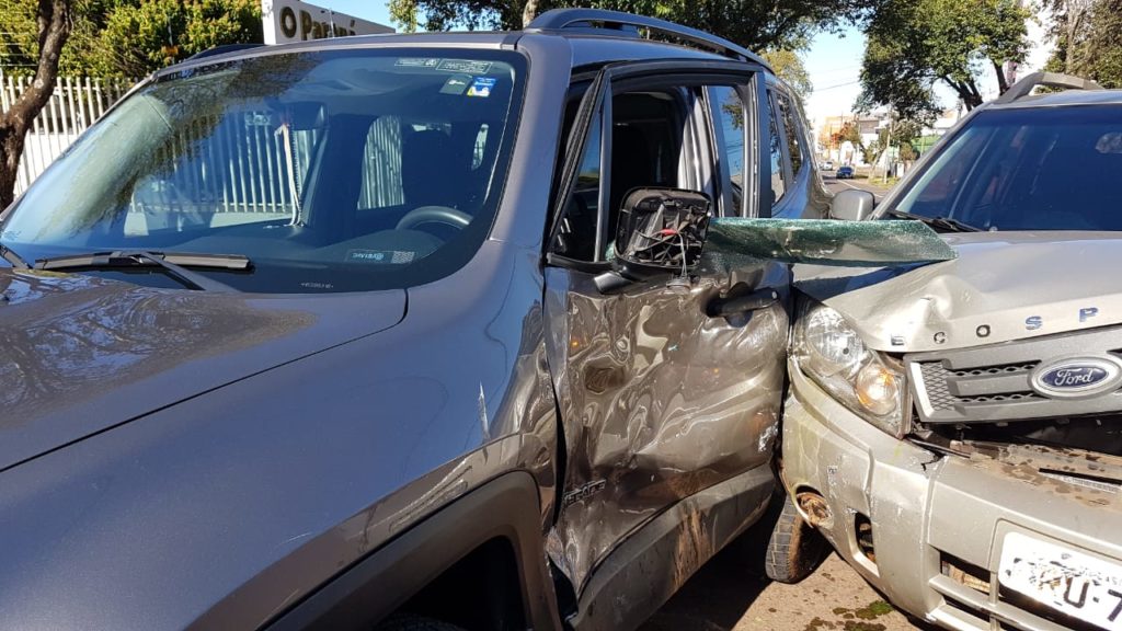 Veículos sofrem vários danos em forte colisão no Centro
