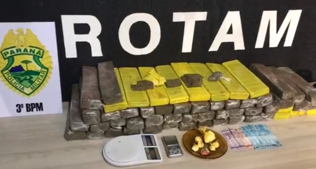 PM apreende cinco armas, 45 quilos de maconha 117g de cocaína; 12 pessoas foram detidas