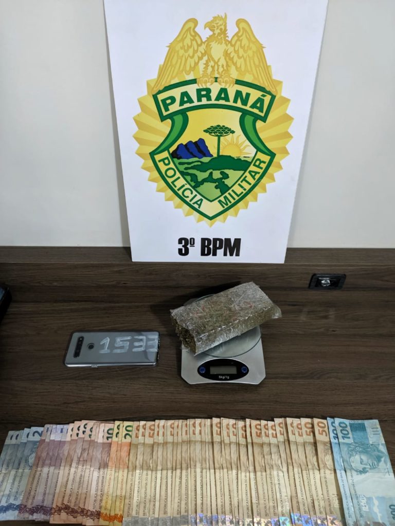 Polícia apreende droga e R$ 2 mil em dinheiro