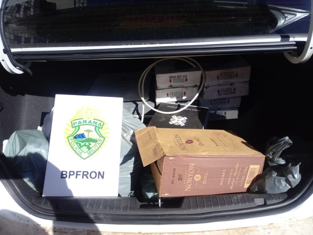 BPFron apreende carro com carga de 72 garrafas de vinho em Barracão
