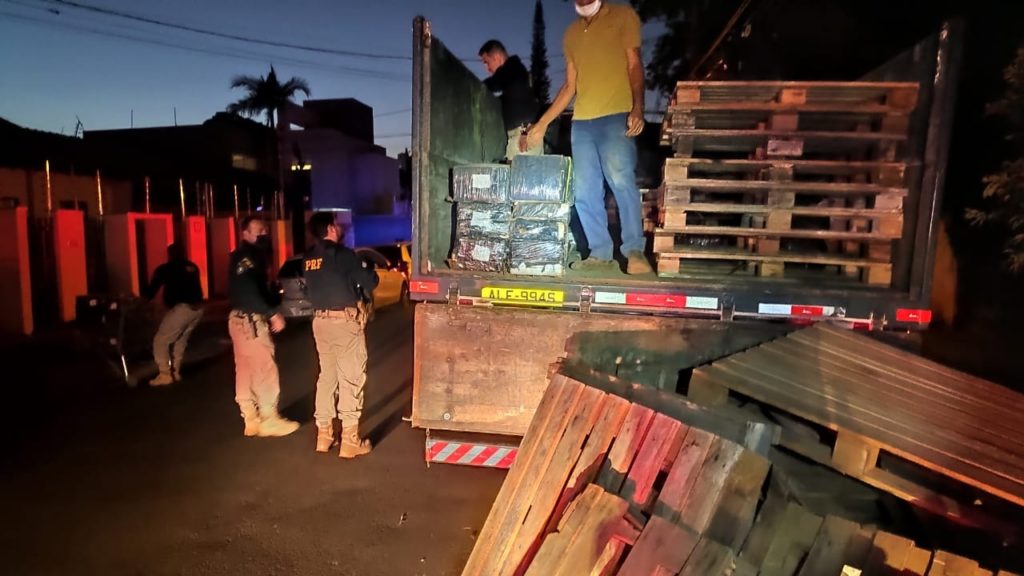 PRF apreende 1,2 tonelada de maconha na PR-317; detido disse que pegou a droga em Cascavel