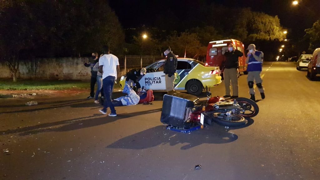 Homem fica ferido em colisão entre carro e moto no Bairro Santa Felicidade