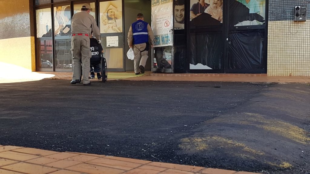 Jovem de 19 anos é socorrido na passarela da BR-277
