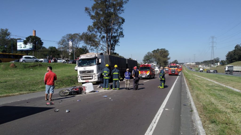 Motociclista morre ao bater na traseira de caminhão no Contorno Sul Motociclista morre ao bater na traseira de caminhão no Contorno Sul