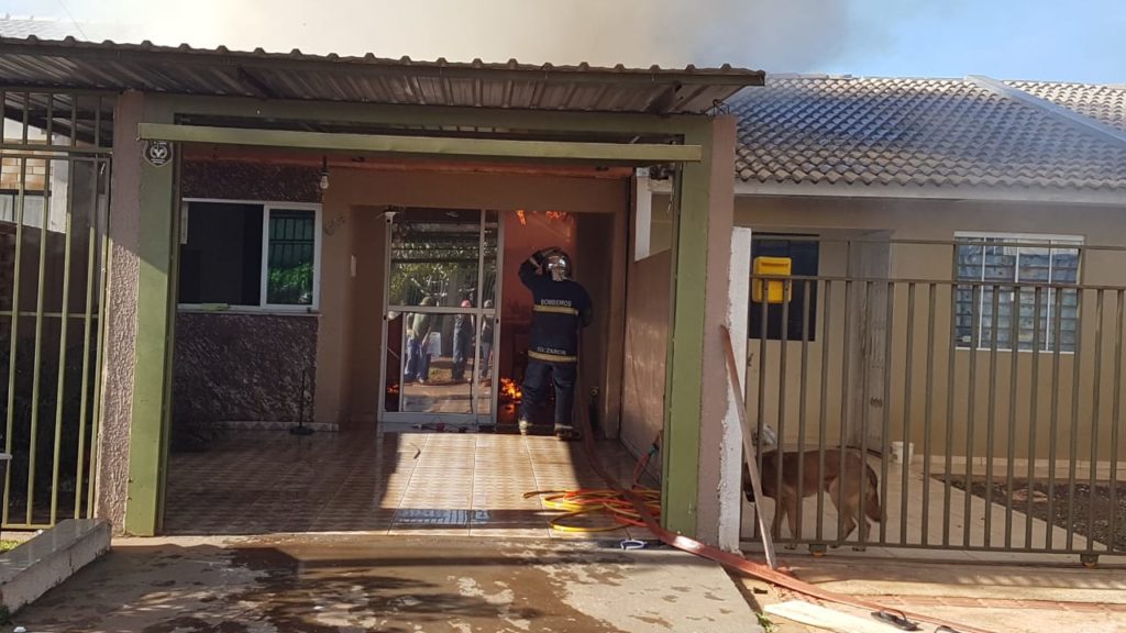Casa é atingida por incêndio e assusta moradores no Loteamento Barcelona Casa é atingida por incêndio e assusta moradores no Loteamento Barcelona