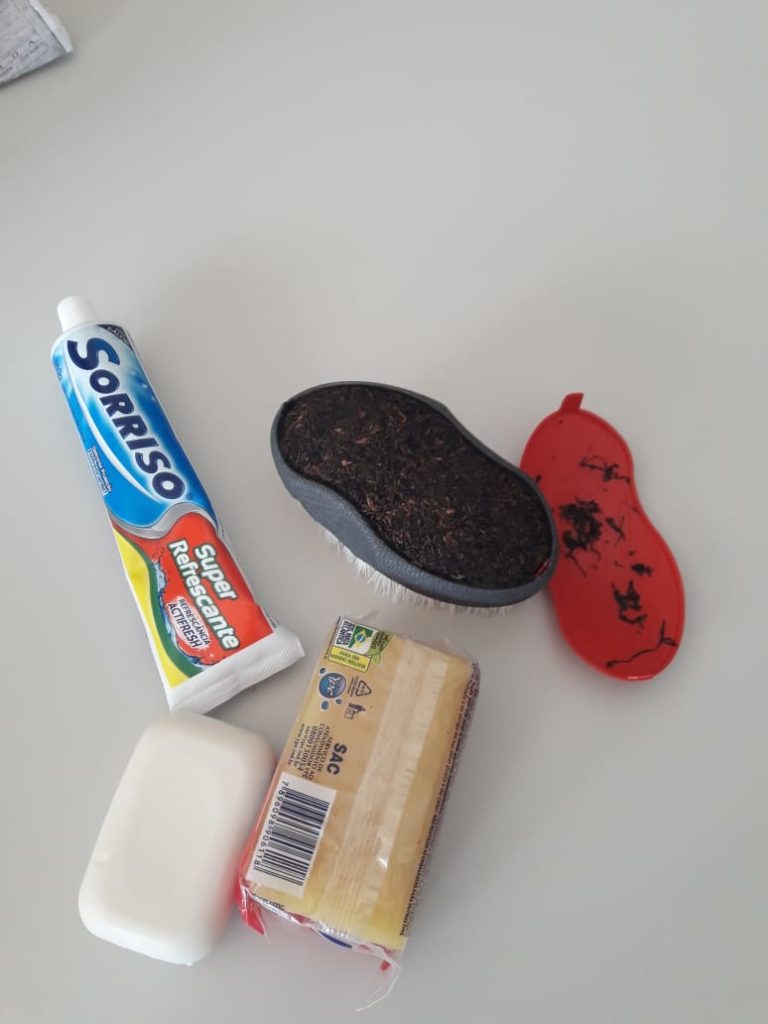 Familiar de preso da PEC envia escova de lavar roupa recheada com fumo