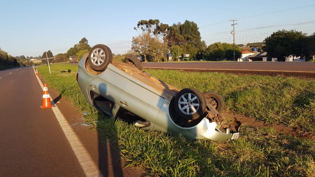 Veículo capota e para no canteiro da BR-467, em Cascavel