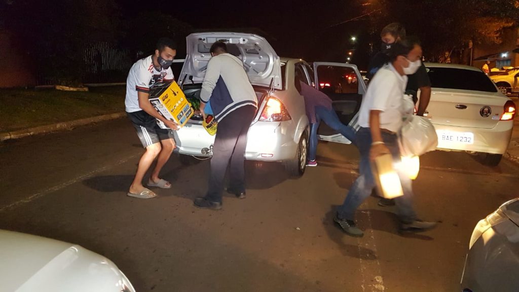 Grupo de motoristas de app ‘Caveiras Cascavel’ faz carreata levando donativos para famílias do Interlagos
