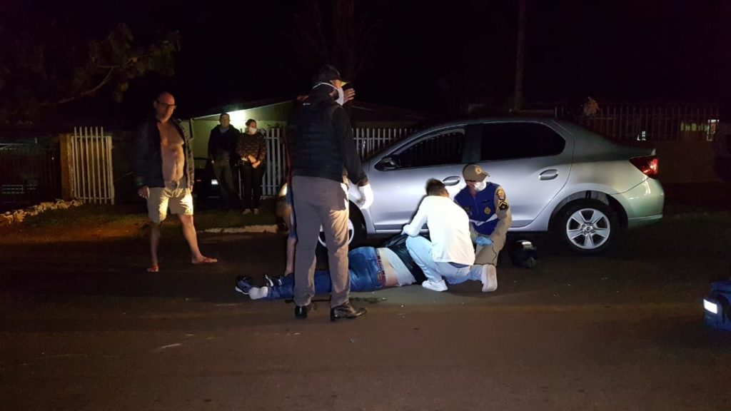 Motociclista é socorrido pelo Siate após sofrer queda no Bela Vista