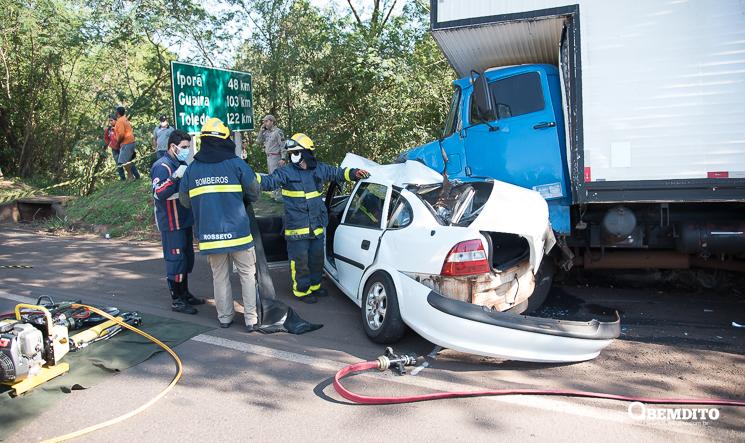 Homem morre em gravíssima colisão entre carro e caminhão na PR-323, em Umuarama Imagem referente a Homem morre em gravíssima colisão entre carro e caminhão na PR-323, em Umuarama