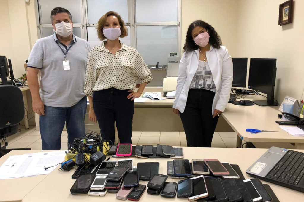 Campanha arrecada mais de 100 celulares para alunos da rede estadual Campanha arrecada mais de 100 celulares para alunos da rede estadual