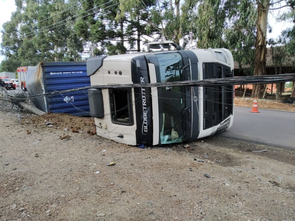 Caminhão tomba e derruba fiação elétrica em movimentada Rua de Curitiba Caminhão tomba e derruba fiação elétrica em movimentada Rua de Curitiba