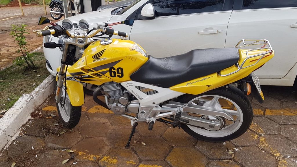 Moto com com registro de furto é localizada na Av. Tito Muffato Moto com com registro de furto é localizada na Av. Tito Muffato
