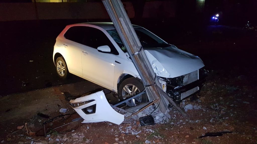 Após batida contra moto, carro atinge poste no Centro; motociclista ficou ferido
