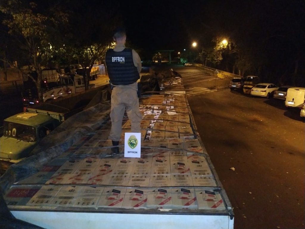 Carreta é apreendida com mais de R$ 3 milhões em cigarros Carreta é apreendida com mais de R$ 3 milhões em cigarros
