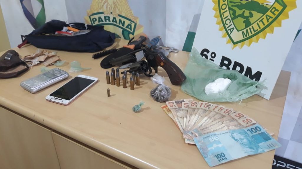Homem é preso com entorpecentes, arma de fogo e dinheiro no Santa Cruz