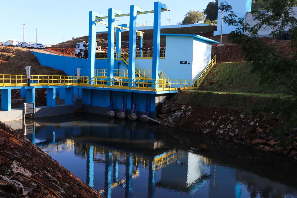 Vazamento em adutora retarda abastecimento de água em Cascavel