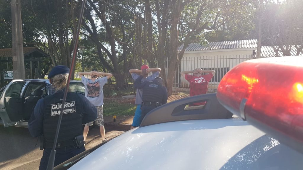 Guardas municipais fazem abordagem a indivíduos na Região do Lago