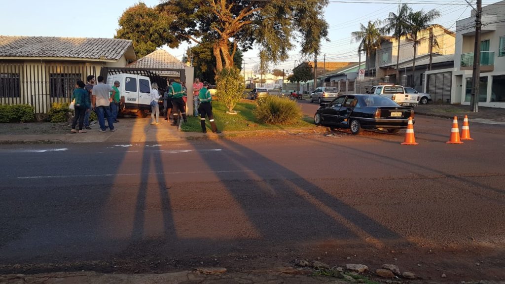 Carro invade quintal de residência em acidente no Bairro Alto Alegre