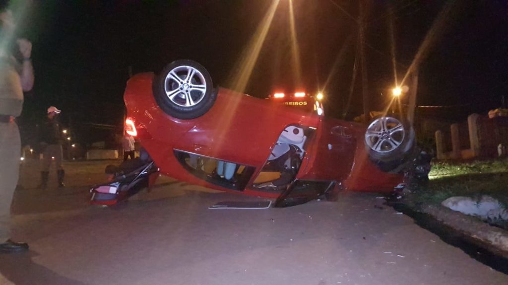 Capotamento no Floresta teria acontecido após condutor fugir de fiscalização em bar lotado, diz PM