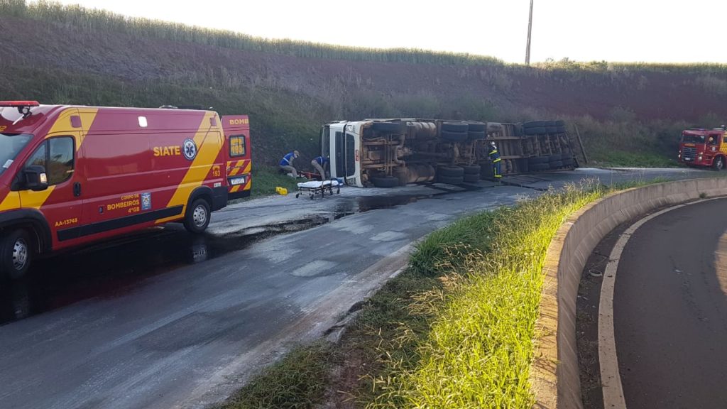 Carreta tomba e motorista de 42 anos fica ferido no Contorno Oeste