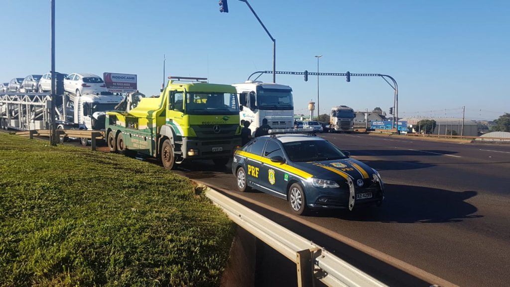 Caminhão Cegonha atinge Jeep Renegade no Trevo Cataratas