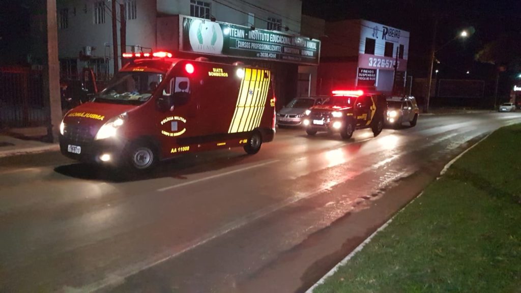 Socorristas e médico do Siate atendem jovem que foi esfaqueado no Alto Alegre