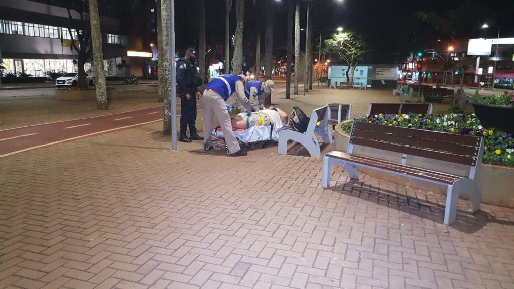 Após ser atropelado por moto, jovem é amparado por socorristas do Siate no Centro