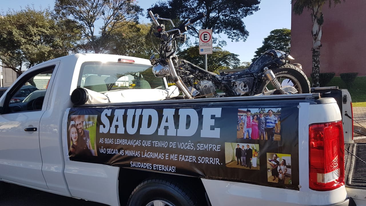 Uma semana após morte de Marcelo e Jhullie, família e amigos fazem protesto