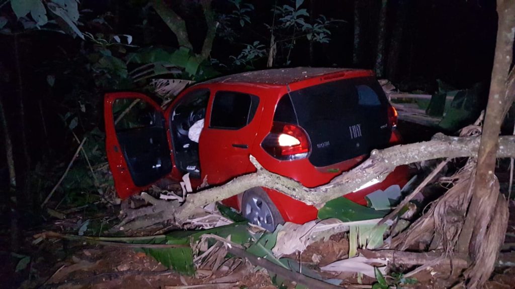 Motorista perde o controle da direção do carro, sai da pista e bate em árvores no Bairro Universitário