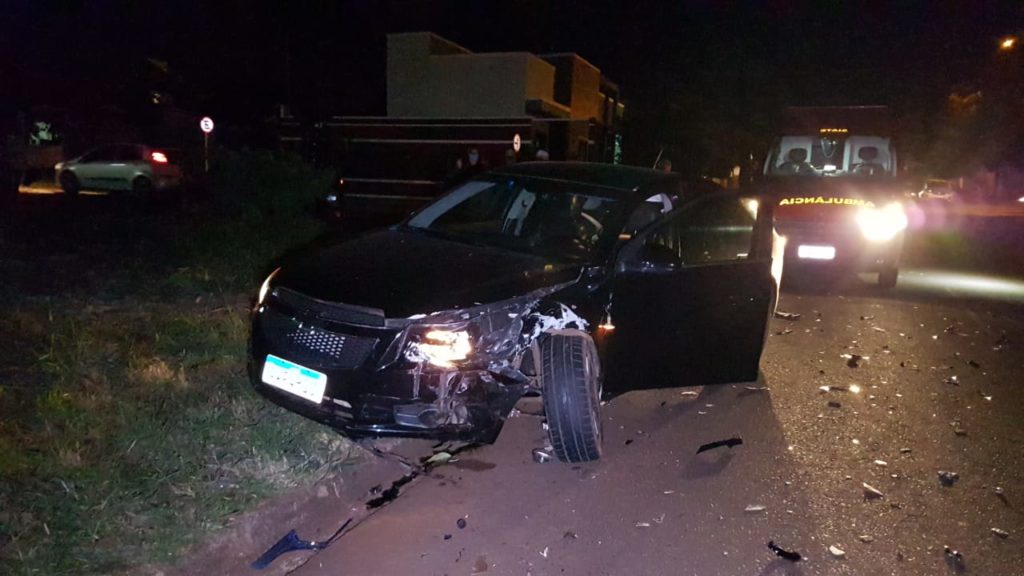 Acidente entre carros deixa feridos na Rua das Palmeiras