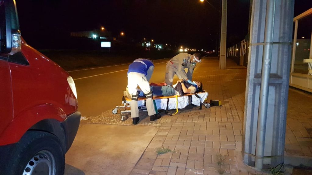 Ferido em acidente de trânsito, homem pede socorro na marginal da BR-277