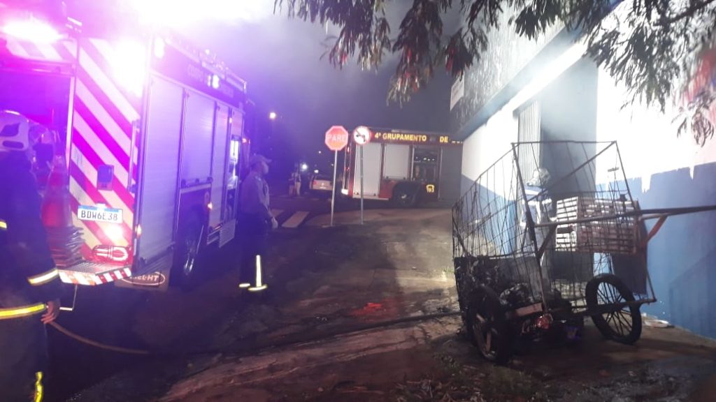 Moradores de rua colocam fogo em carrinho de recicláveis em barracão abandonado