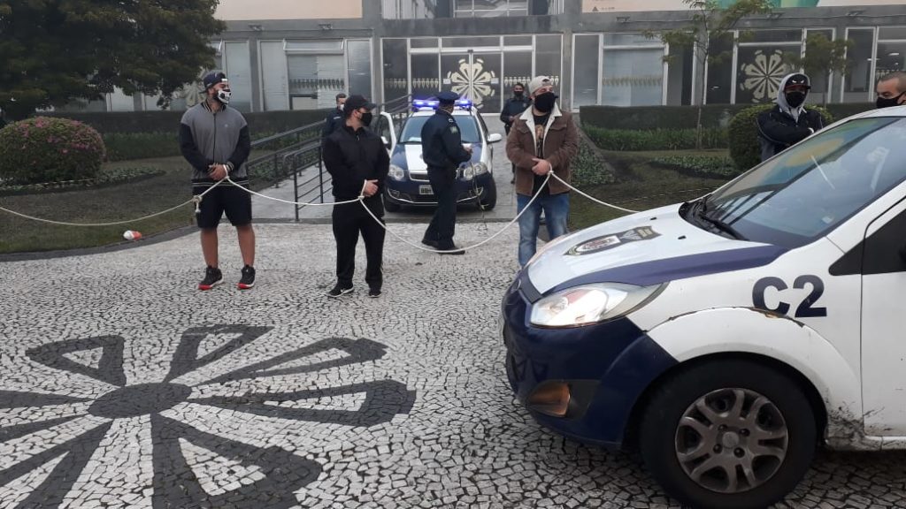 Funcionários se acorrentam em frente à Prefeitura de Curitiba exigindo reabertura de academias