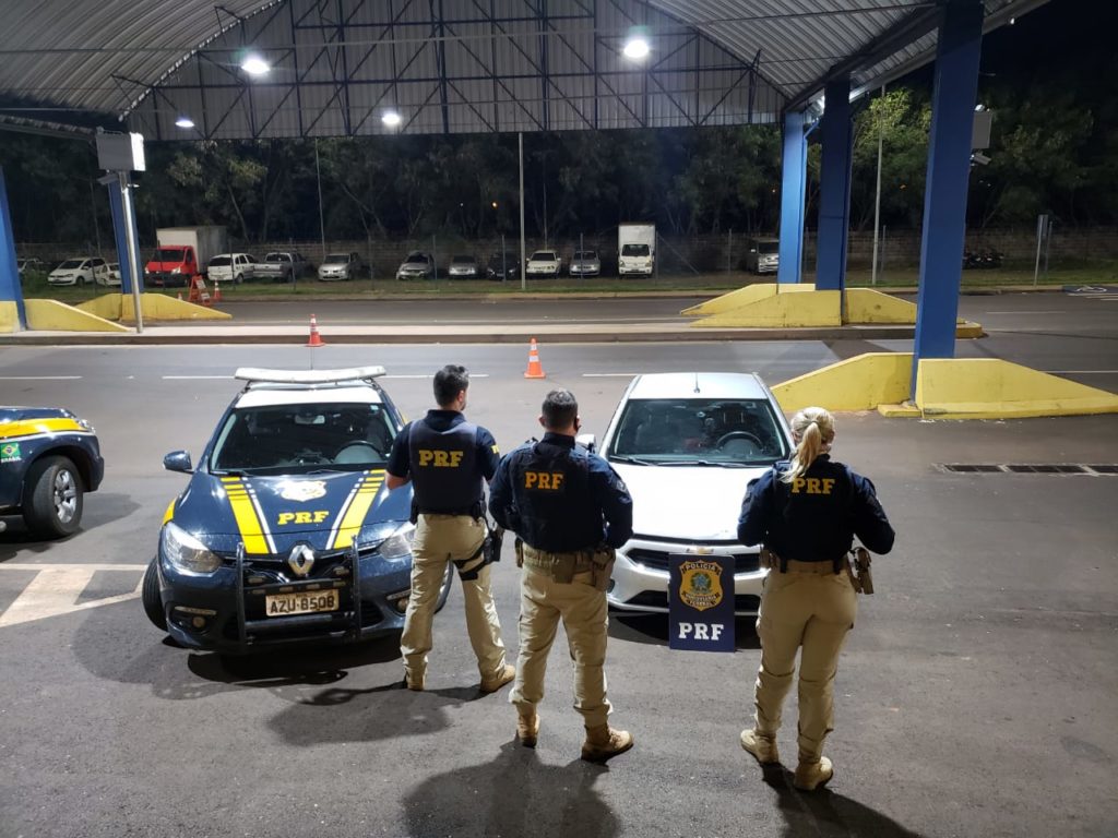 Audácia: PRF recupera veículo roubado, após motorista ultrapassar viatura em local proibido