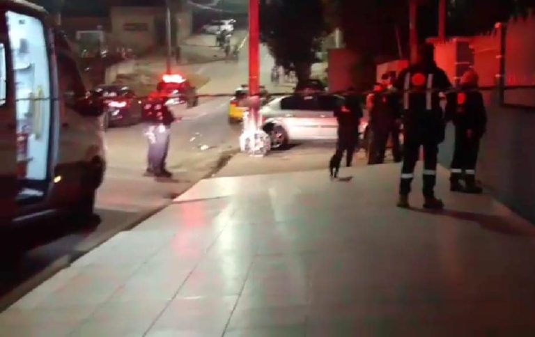Criminosos atiram contra casal e homem morre ao ser atingido pelos disparos Imagem referente a Criminosos atiram contra casal e homem morre ao ser atingido pelos disparos