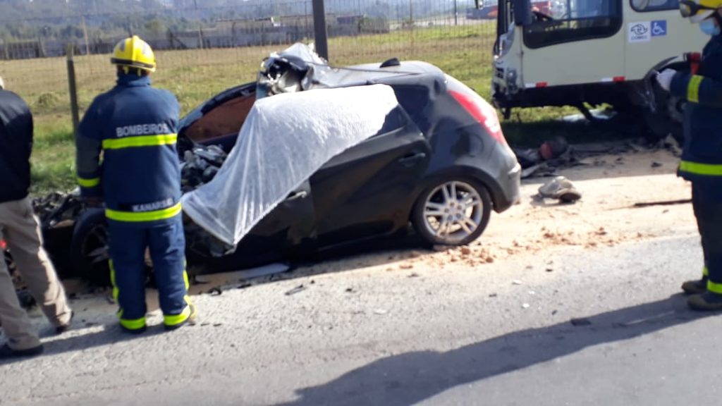 Motorista de 28 anos morre na hora após batida contra ônibus
