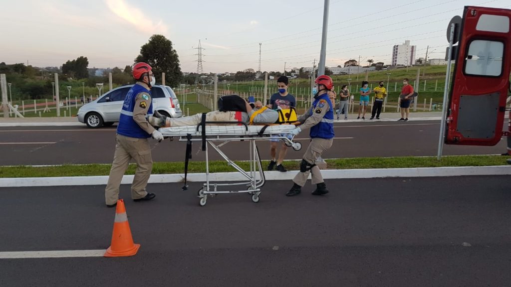 Jovem fica ferido em colisão entre carro e bicicleta na Região Oeste