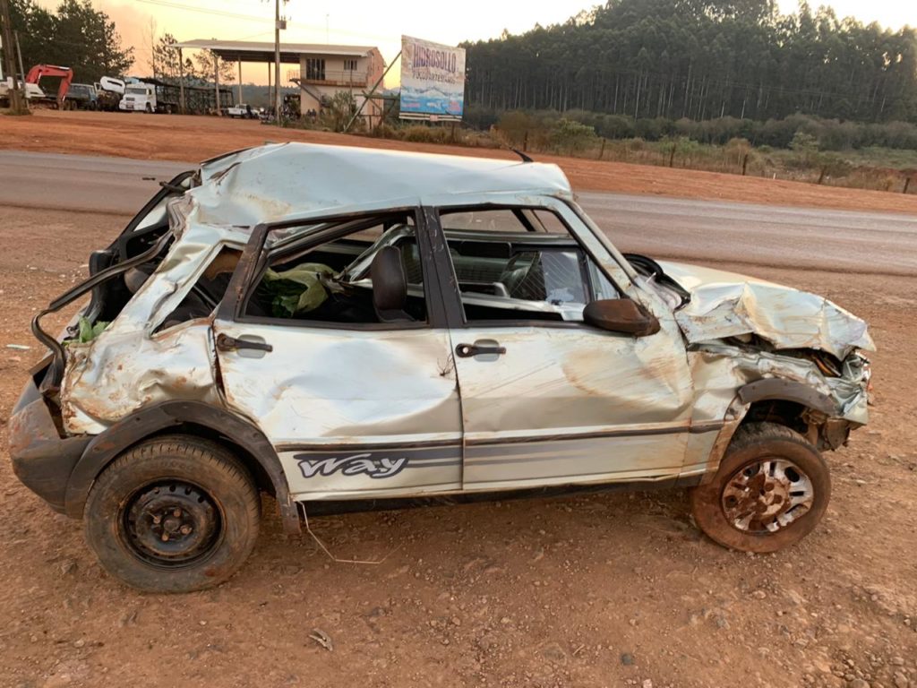 Capotamento de carro deixa duas pessoas feridas na PRc-466, em Pitanga