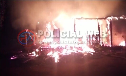 Homem esfaqueia jovem e incendeia residência no Encantado do Oeste